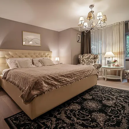 Luxurious And Royal In The Old Town